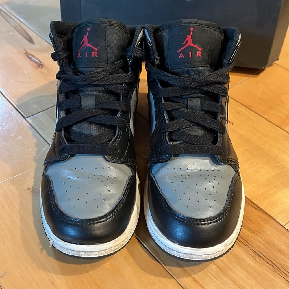 Boys Nike Air Jordan 1 Mid GS Shadow black & gray & red  sneakers size 4 - Picture 3 of 16
